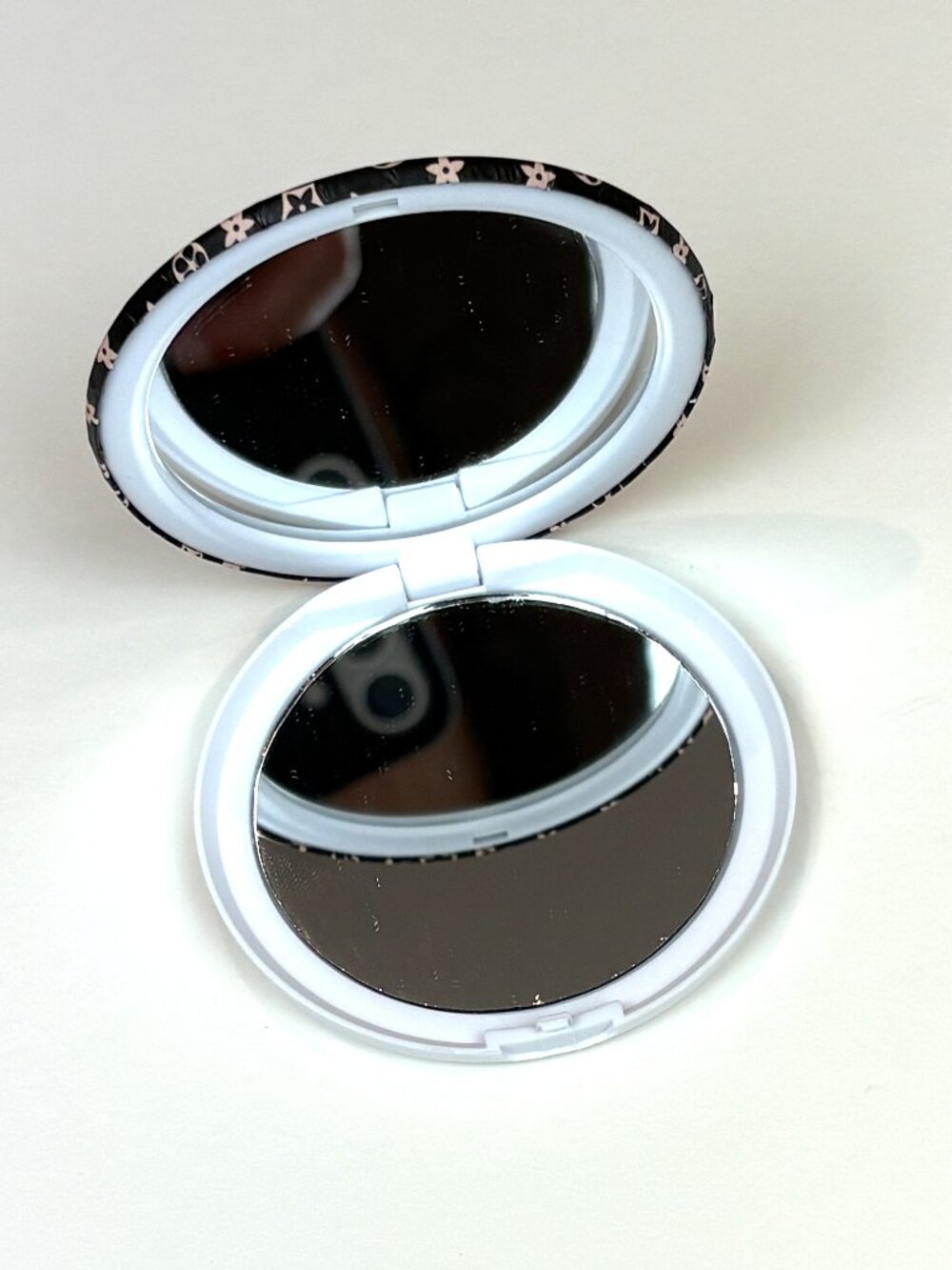 Fashion Round Cosmetic Compact Mirror - New without tags